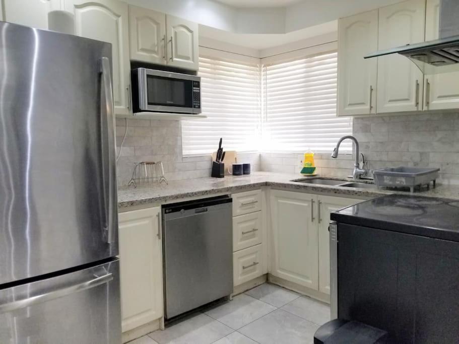 Spacious Mbr Near Kennedy Subway & Go โตรอนโต ภายนอก รูปภาพ