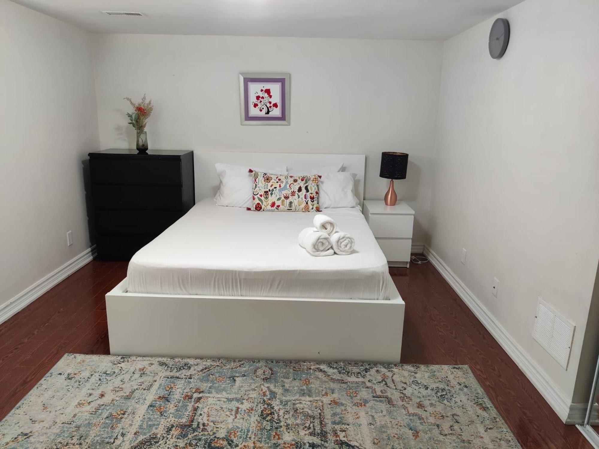 Spacious Mbr Near Kennedy Subway & Go โตรอนโต ภายนอก รูปภาพ