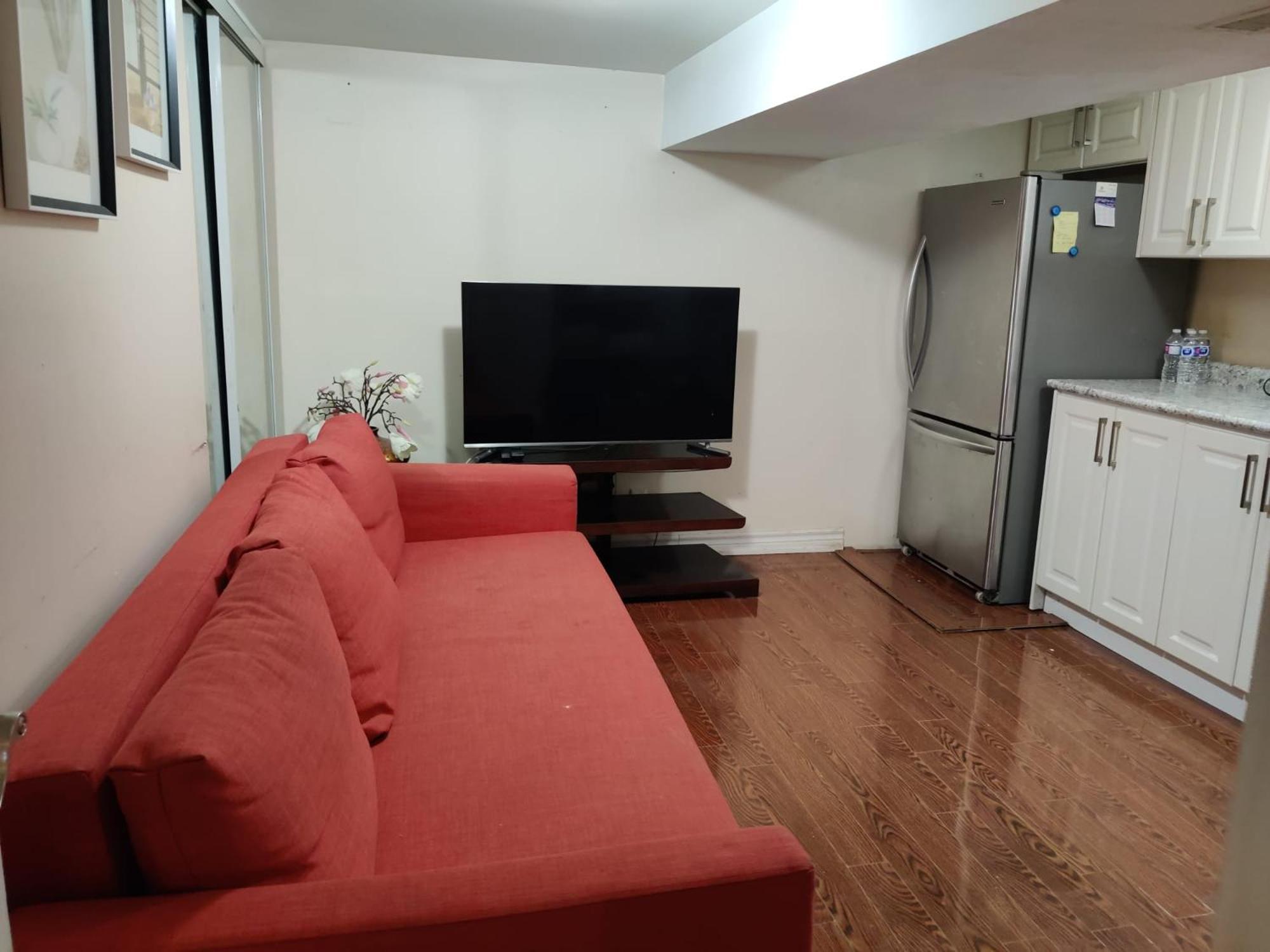 Spacious Mbr Near Kennedy Subway & Go โตรอนโต ภายนอก รูปภาพ