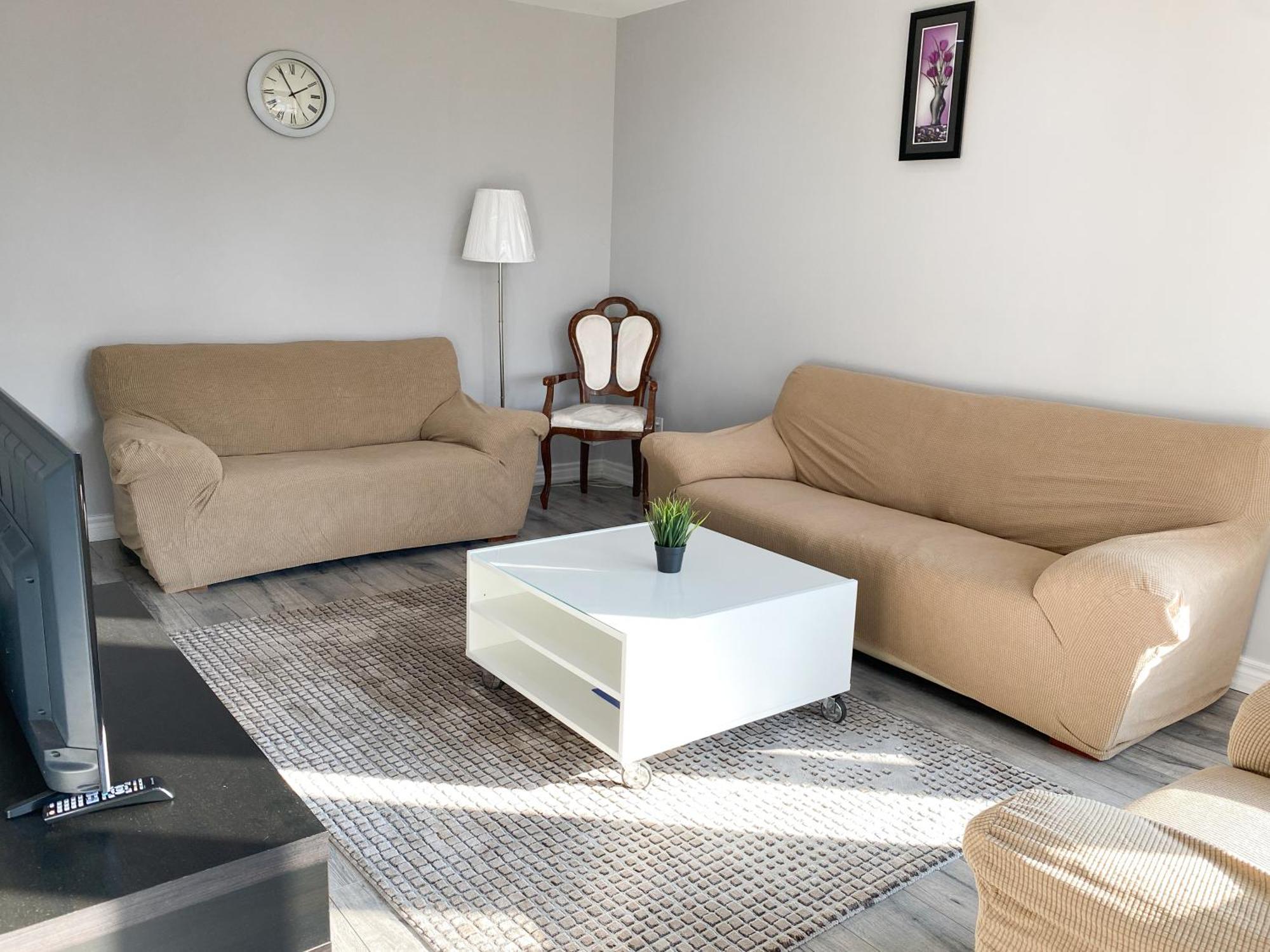 Spacious Mbr Near Kennedy Subway & Go โตรอนโต ภายนอก รูปภาพ