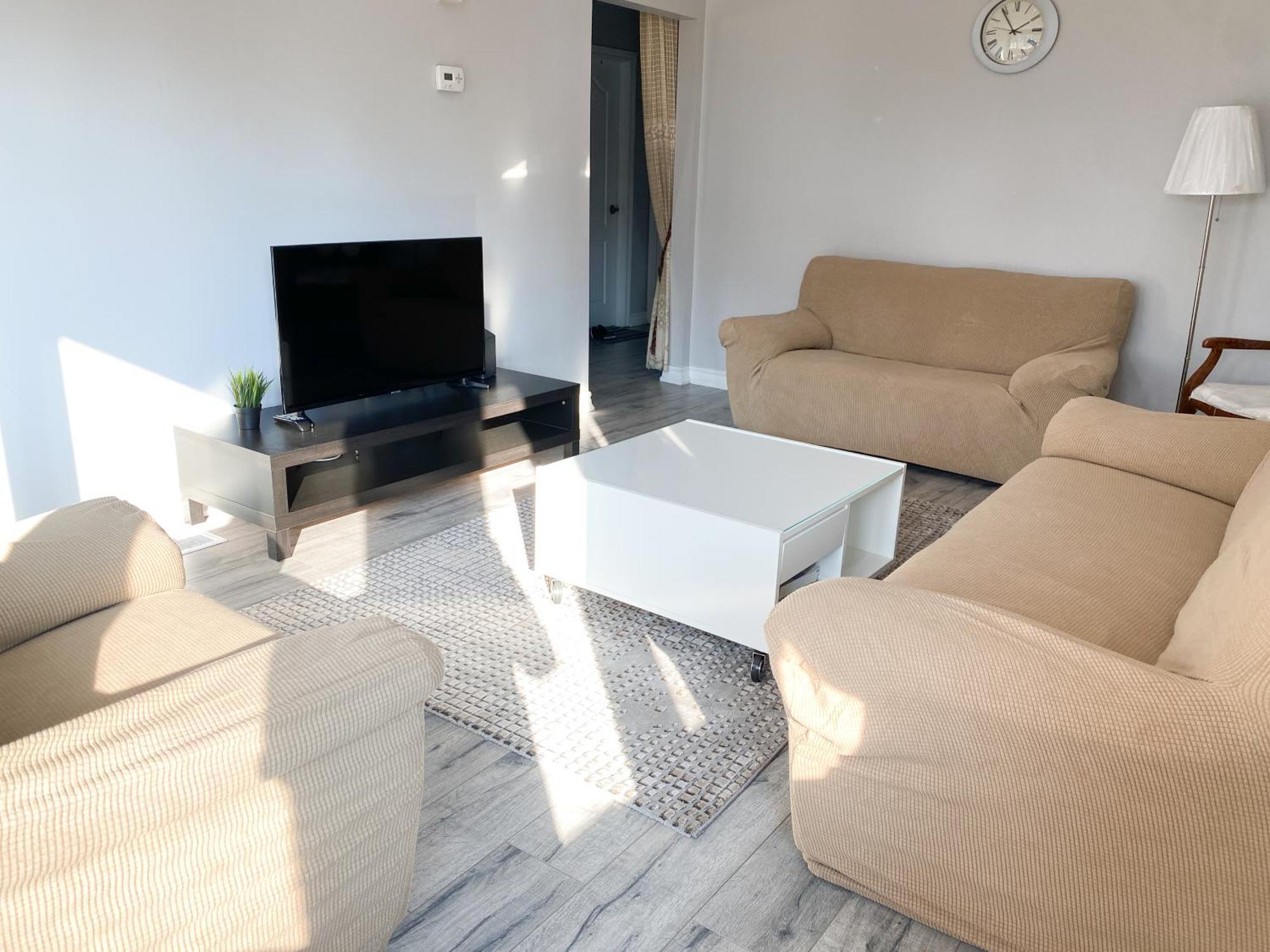 Spacious Mbr Near Kennedy Subway & Go โตรอนโต ภายนอก รูปภาพ
