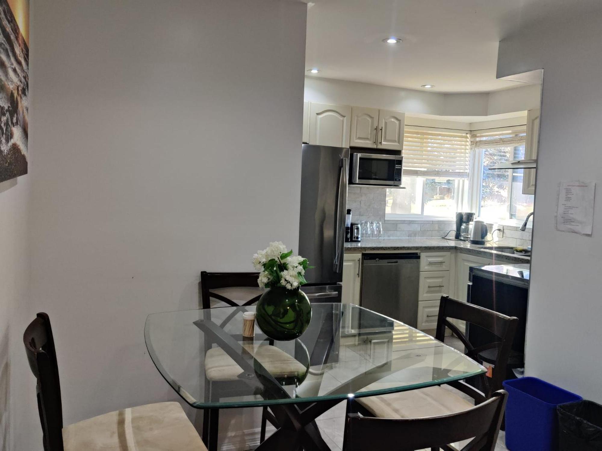 Spacious Mbr Near Kennedy Subway & Go โตรอนโต ภายนอก รูปภาพ