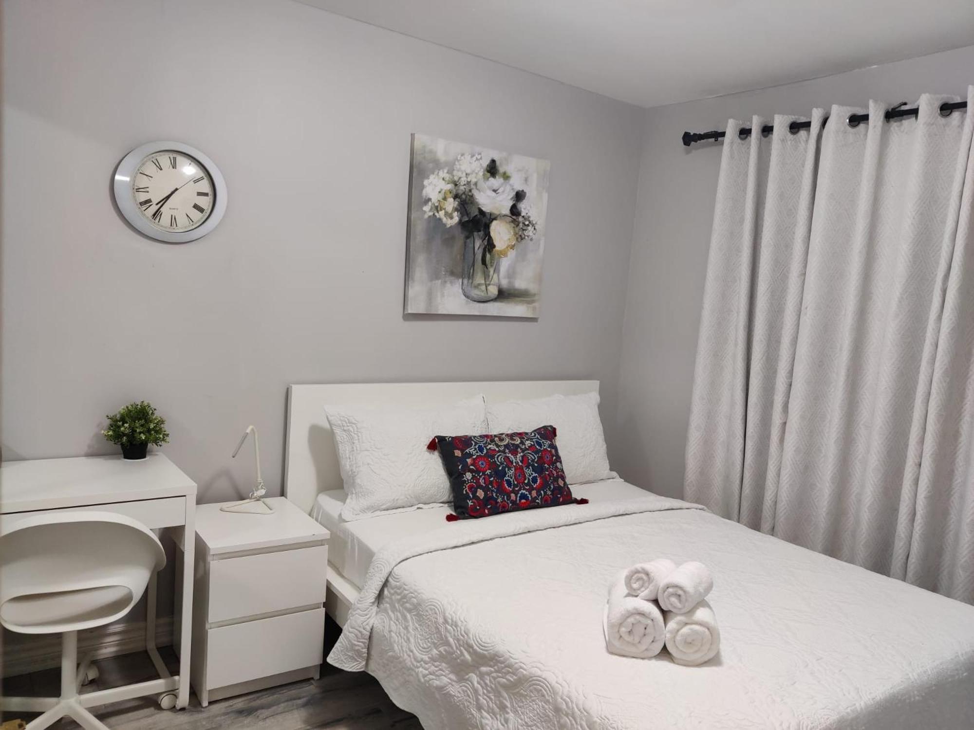 Spacious Mbr Near Kennedy Subway & Go โตรอนโต ภายนอก รูปภาพ